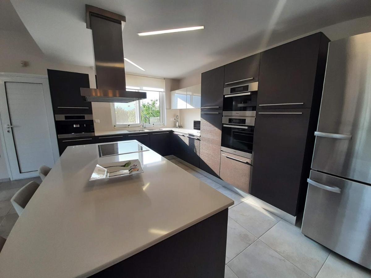 Luxury Villa Loutraki With Private Heated Pool Buitenkant foto